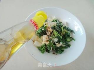 夏日清爽小菜来开胃——芹叶拌豆腐的做法步骤：7