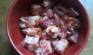 菠萝炒排骨的做法步骤：1