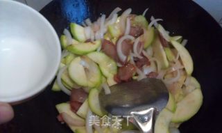 叉烧炒小瓜的做法步骤：4