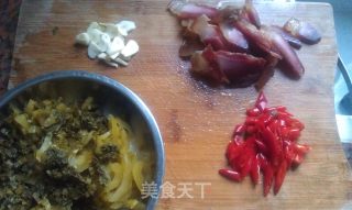 豉香酸菜炒腊肉的做法步骤：1