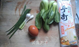 葱油鸡蛋青菜面的做法步骤：1