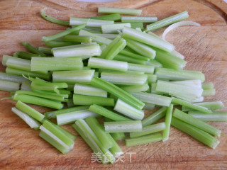西芹豆干炒腊肉的做法步骤：1