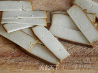 西芹豆干炒腊肉的做法步骤：4