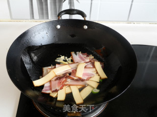 西芹豆干炒腊肉的做法步骤：6