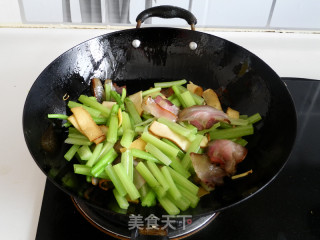 西芹豆干炒腊肉的做法步骤：8