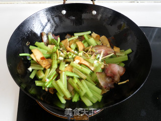 西芹豆干炒腊肉的做法步骤：9