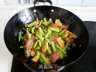 西芹豆干炒腊肉的做法步骤：10