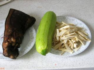 烟熏肉茶干炒西葫芦的做法步骤：1
