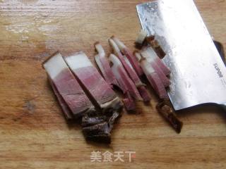 烟熏肉茶干炒西葫芦的做法步骤：2