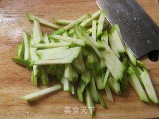 烟熏肉茶干炒西葫芦的做法步骤：3