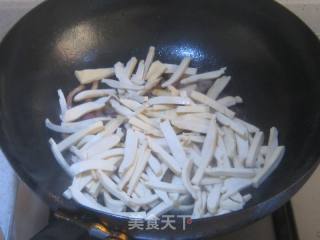 烟熏肉茶干炒西葫芦的做法步骤：5