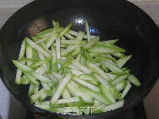 烟熏肉茶干炒西葫芦的做法步骤：6