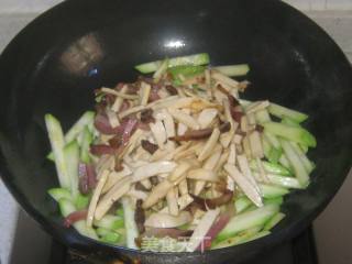 烟熏肉茶干炒西葫芦的做法步骤：7