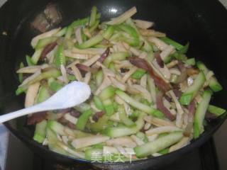 烟熏肉茶干炒西葫芦的做法步骤：8