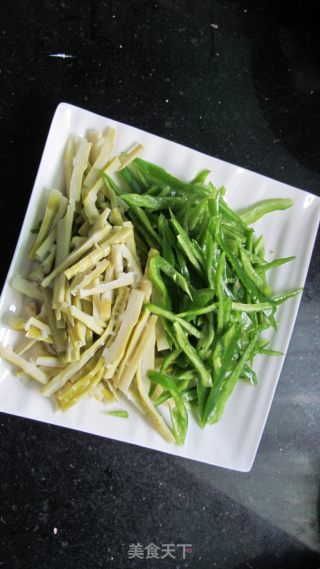 春天的美味－青椒竹笋的做法步骤：1