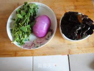 洋葱拌木耳的做法步骤：1