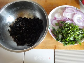 洋葱拌木耳的做法步骤：2
