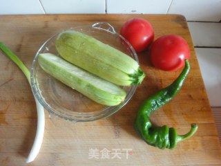 西红柿炒西葫芦的做法步骤：1