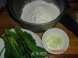 菠菜蛋饼的做法步骤：1