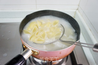 玉米番茄炒贝壳粉的做法步骤：3