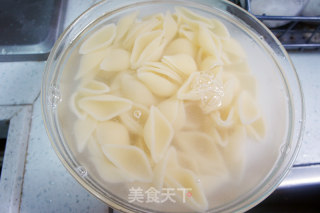 玉米番茄炒贝壳粉的做法步骤：4