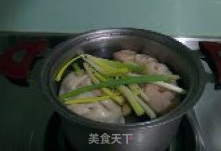 姜丝炒大肠的做法步骤：1