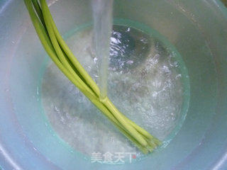 蒜薹炒花生仁的做法步骤：2