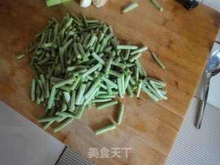 豇豆炒肉的做法步骤：2