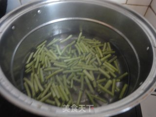 豇豆炒肉的做法步骤：3