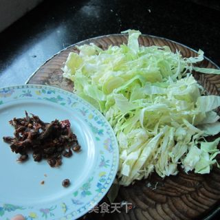 豆瓣酱炒圆白菜的做法步骤：2