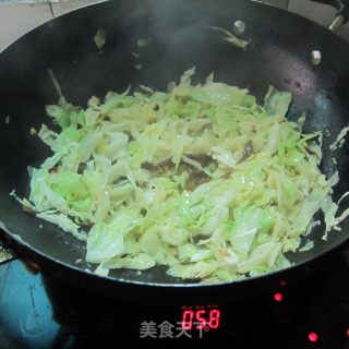 豆瓣酱炒圆白菜的做法步骤：3