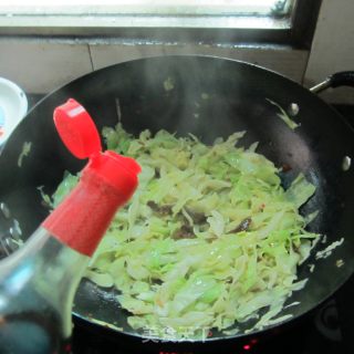 豆瓣酱炒圆白菜的做法步骤：4