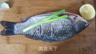 柠檬番茄炖鲫鱼的做法步骤：1