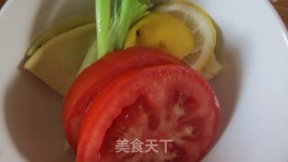 柠檬番茄炖鲫鱼的做法步骤：2