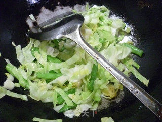 梅豆炒牛心菜的做法步骤：7