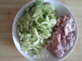 肉末炒苦瓜的做法步骤：1