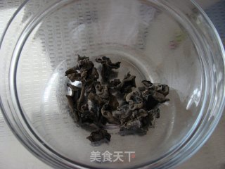 凉拌洋葱黑木耳的做法步骤：1