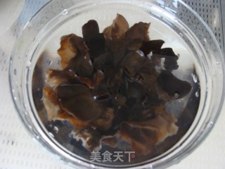 凉拌洋葱黑木耳的做法步骤：2