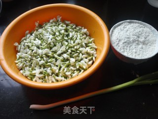 【槐花鸡蛋饼】的做法步骤：1
