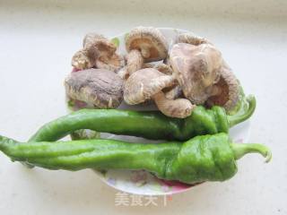 香菇炒腊肉的做法步骤：1