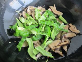 香菇炒腊肉的做法步骤：9
