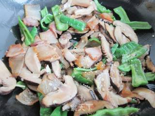 香菇炒腊肉的做法步骤：12
