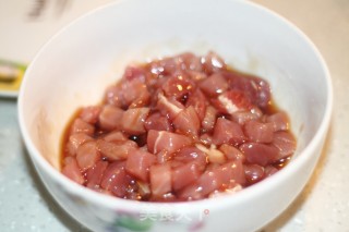 深受宝宝喜爱的蚕豆肉丁的做法步骤：3