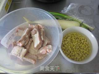 黄豆萝卜排骨汤的做法步骤：1
