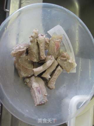 黄豆萝卜排骨汤的做法步骤：3