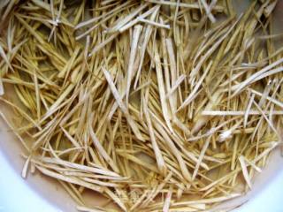 夏日新口味 ---- 凉拌鲜牛蒡三丝的做法步骤：3