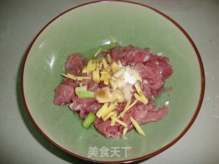 砂锅皮蛋瘦肉粥的做法步骤：2