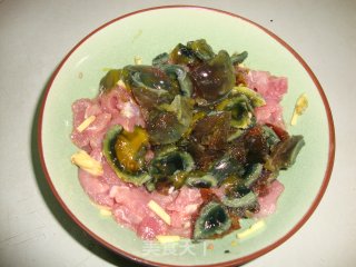 砂锅皮蛋瘦肉粥的做法步骤：3