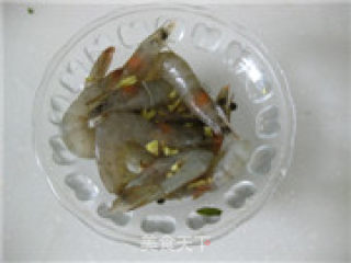 椿头大虾（配土豆丝饼）的做法步骤：1