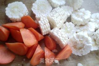 胡萝卜玉米排骨汤的做法步骤：1